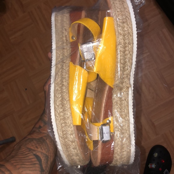 Woman’s Yellow Strap Sandals Never Worn Size 8 With Original Packaging - Picture 6 of 7